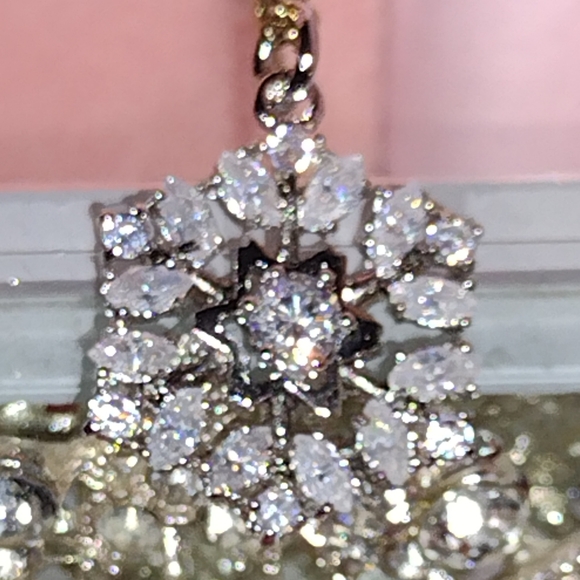 Juicy Couture Iridescent ❄️ Necklace Never Removed from Original 🎁 NWT - Picture 6 of 13